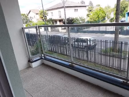 t2 avec balcon et parking à villeurbanne