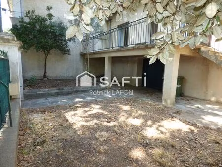 maison idéallement située avec extérieur et garage.