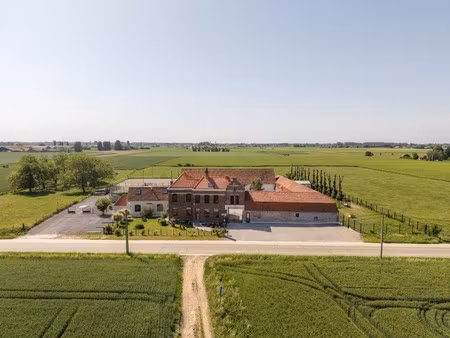 karaktervolle hoeve met open zicht op de kemmelberg en tal van mogelijkheden op 7.425 m²