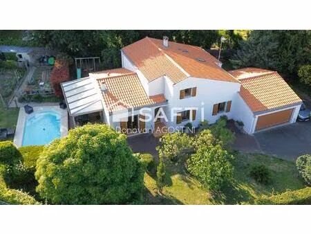 au fond d'une impasse : 158 m²  piscine et garage