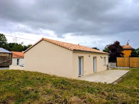 maison plain pied avec 2 chambres avec jardin  terrasse et carport