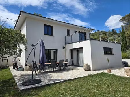 villa de 124.7 m2 avec piscine et garage sur un terrain clos et arboré de 735 m2 au calme 