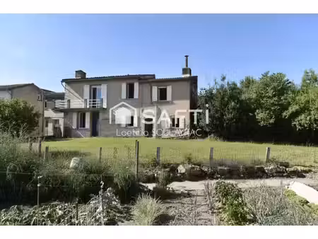 maison de village rénovée de 108m² avec garage et jardin.