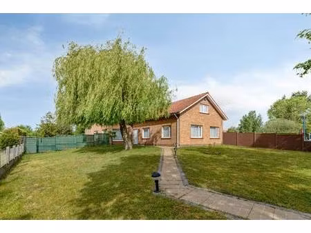 gelijkvloerse villa met ruime tuin op een perceel van 2113m²