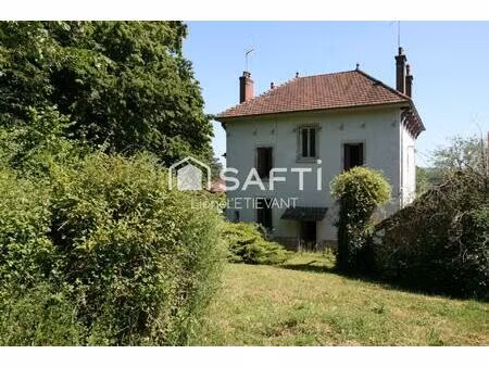 grande bâtisse divisée en deux appartements