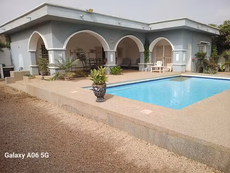 location annuelle jolie villa dans quartier calme et residentiel