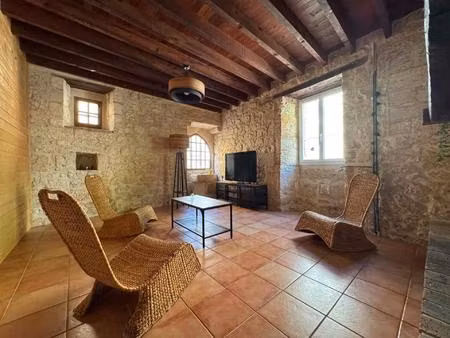 maison en pierre rénovée  cour  terrasse  cave  grenier