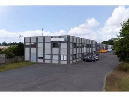magazijn 565 m² met bijhorende kantoorruimte (+/- 500 m²)...