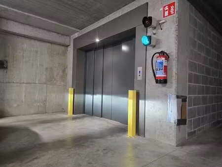 emplacement de parking couvert (possibilité de le fermer )