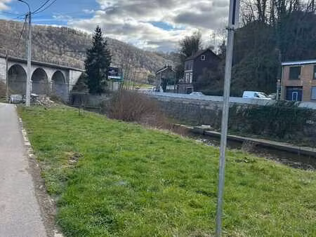 9 compartiments de 2 places de parking ou jardinets