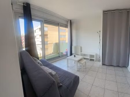 studio meublé rénové avec balcon et parking privé
