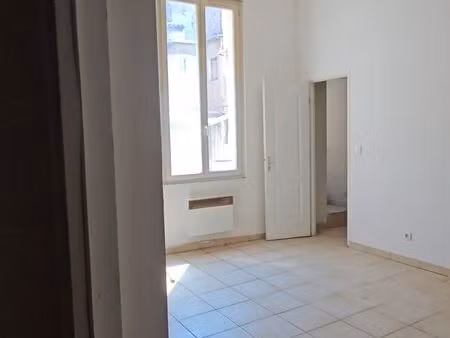 à louer - t2 de 34 m2 en plein centre-ville d'apt 450 c.c