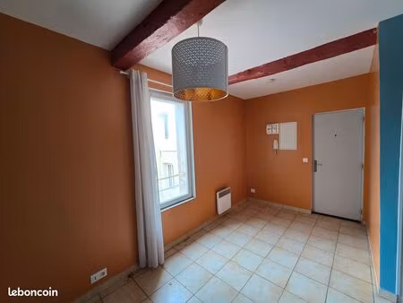à louer - t2 - de 40 m2 en plein centre-ville d'apt 450 c.c