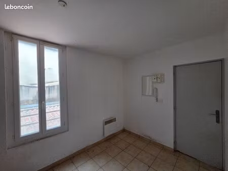 à louer - t2 - de 38 m2 en plein centre-ville d'apt 450 c.c