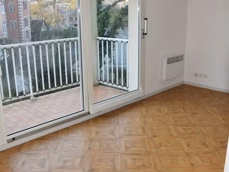 tres rare  appartement 2 pièces f1bis 31 m²  résidence sécurisée  balcon  cave  parking  c