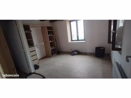a louer un studio avec une terrasse