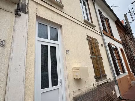 maison de ville 53 m² - idéalement située à abbeville - libre de suite