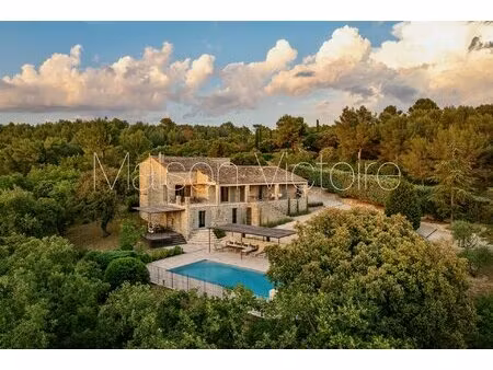 superbe maison en pierre avec piscine et vues panoramiques.