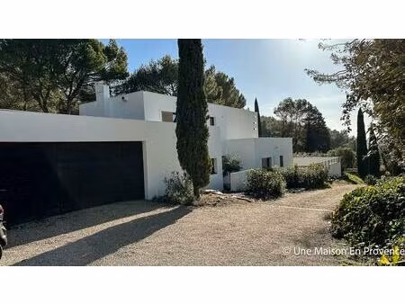 maison architecte avec piscine  garage et vue dégagée