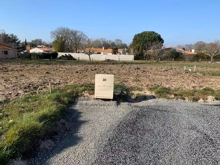 vente terrain à challans (85300) : à vendre / challans