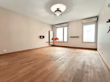local commercial de 66.53 m2 + 2 stationnements en sous-sol