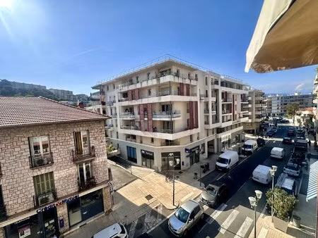 plein centre saint laurent - studio terrasse - parking