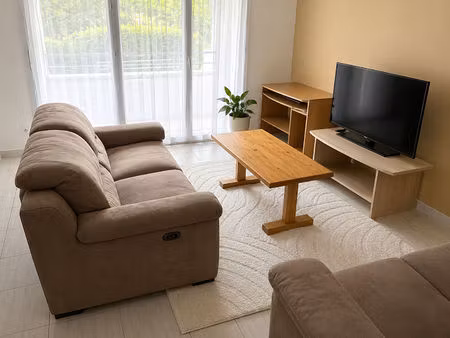 grenoble presqu'île t-3 récent avec balcon et garage.