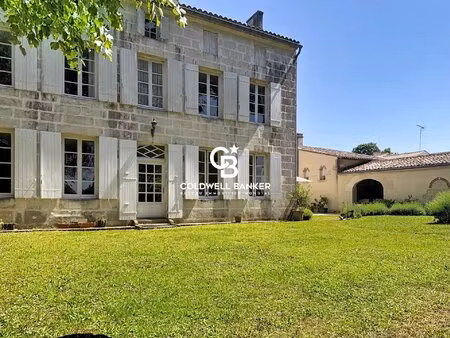 maison bourgeoise  environ 5000m² de parc avec arbres centenaires  piscine
