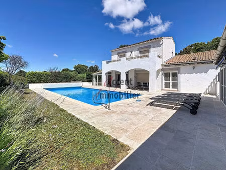 villa familiale avec piscine chauffée  spa et panneaux solaires dans un secteur recherché.