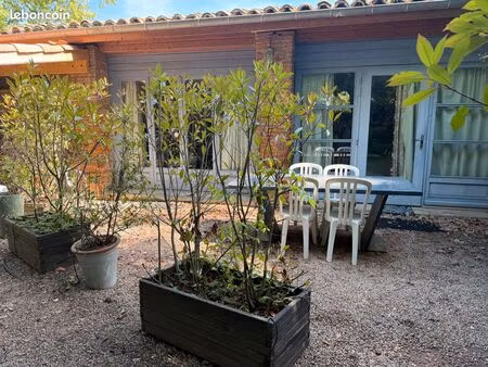 t3 meublé rez de jardin dans propriété privée avec parc de 5 ha et piscine