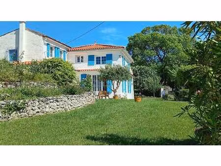 vente maison à saint-fort-sur-gironde (17240) : à vendre / 171m² saint-fort-sur-gironde