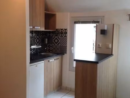 petit logement avec une chambre
