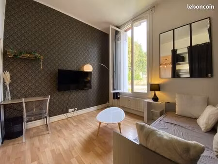 studio lumineux entièrement meublé