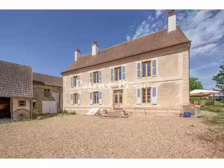 à 2 h 30 de paris  en bourgogne  une demeure du 18e s. avec parc