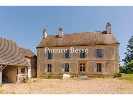 à 2 h 30 de paris  une élégante maison de maître du 18e s.  ses dépendances et son parc...