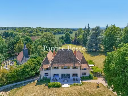 à 1 h de paris  dans le nord-est de l'eure  une villa art déco de 1935 et son parc de 3...