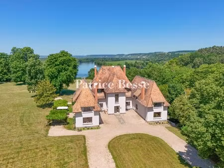 en bord de seine  en normandie  à 1 h de paris  une villa art déco de 1935 et son parc de.