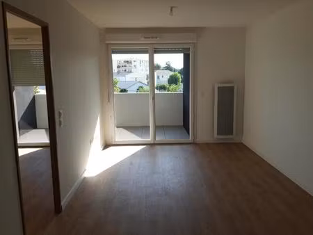 t2 avec balcon et parking à montpellier