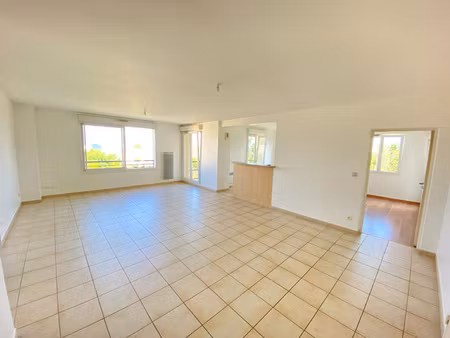 grand t4 de 101m2 avec terrasse et balcon