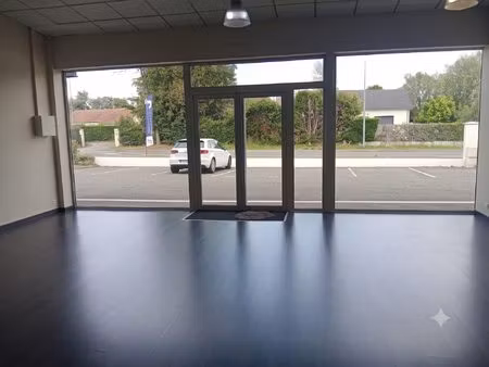local commercial 108 m² – forte visibilité & parking – pau