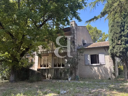 villa avec jardin arboré et idéalement située