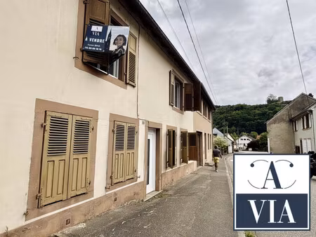 une maison et sa dépendance aux pieds des falaises - lutzelbour