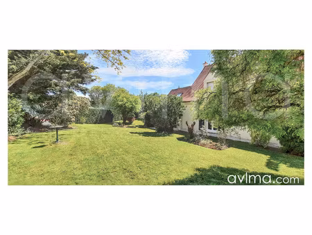 maison familiale en parfait état dans un domaine avec tennis