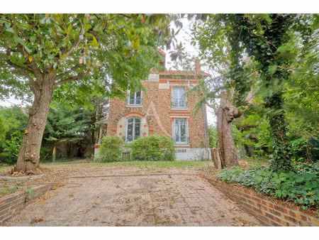 meulière 5 chambres 135 m² + dépendance de 30 m² sur terrain de 1130 m² avec piscine