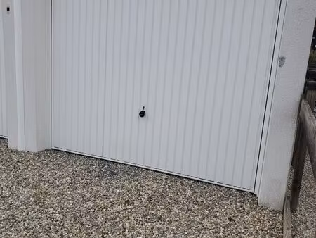loue garage fermé dans cour privée