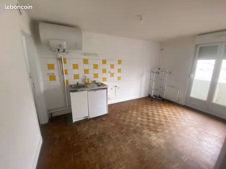 studio à louer en bord de mer avec un balcon