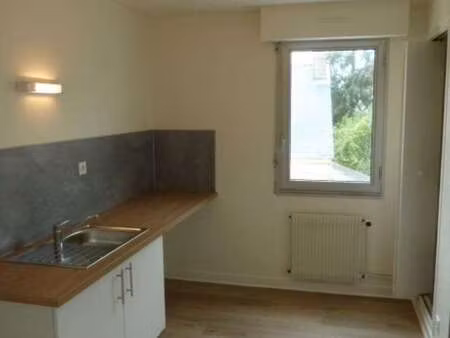 location appartement 3 pièces à château-gontier-sur-mayenne (53200) : à louer 3 pièces / 6