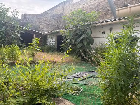 a vendre- bien à rénover intégralement en plein cœur de la roche sur yon