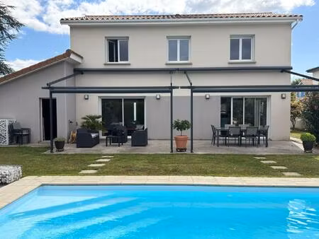 belle maison lumineuse au calme  piscine