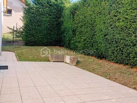 maison spacieuse avec terrasse et double parking à louer dans un cadre paisible